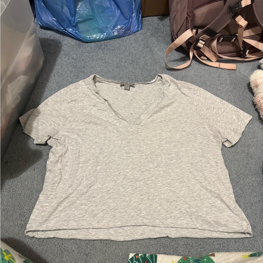 Light grey v-neck cropped tshirt